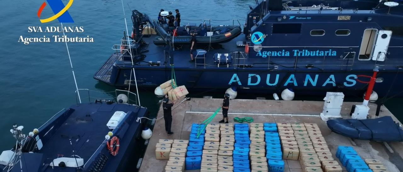 Los agentes de Aduanas cargan la droga en una de sus patrulleras.