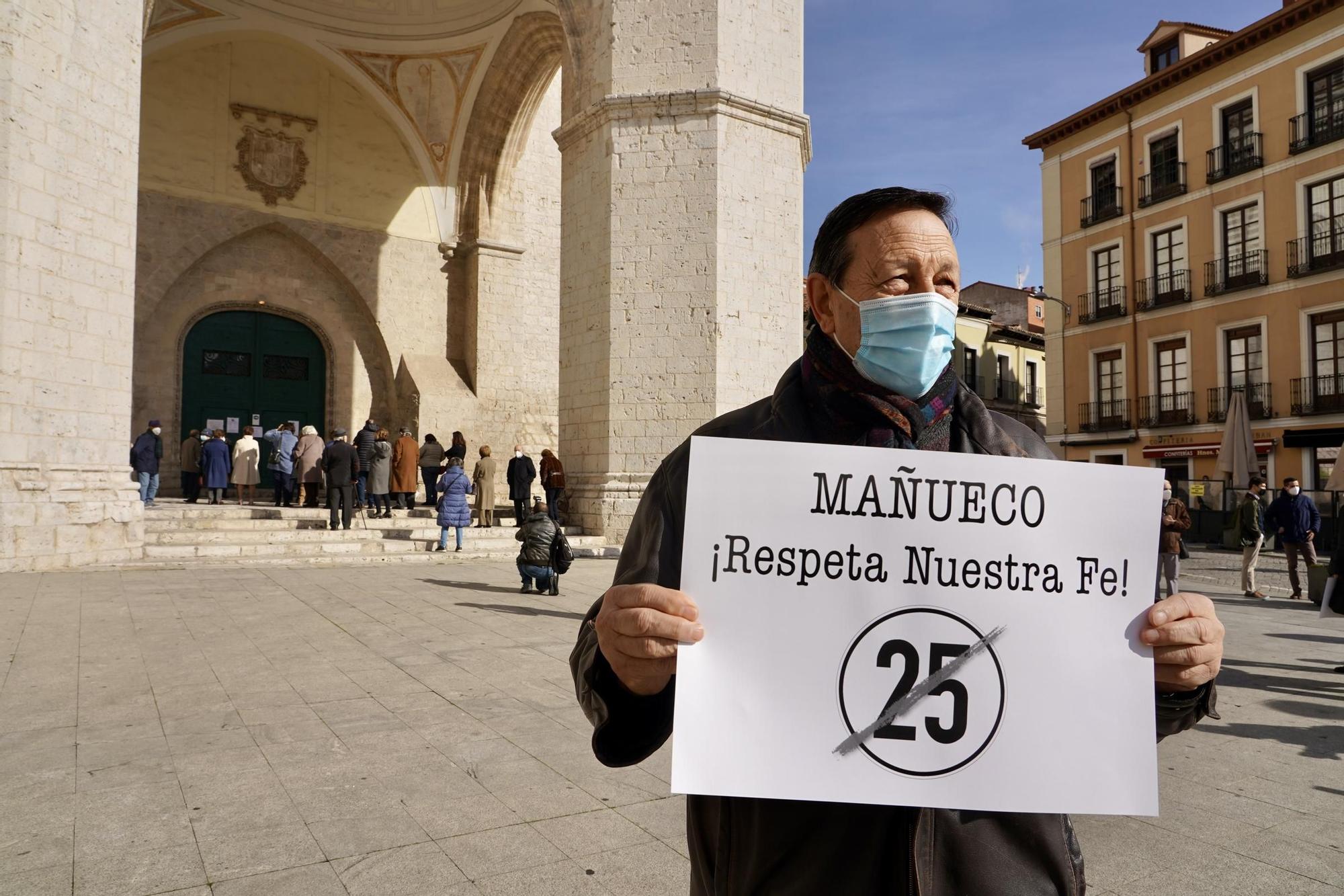 Concentración en Valladolid en protesta por la limitación de aforo en actos religiosos