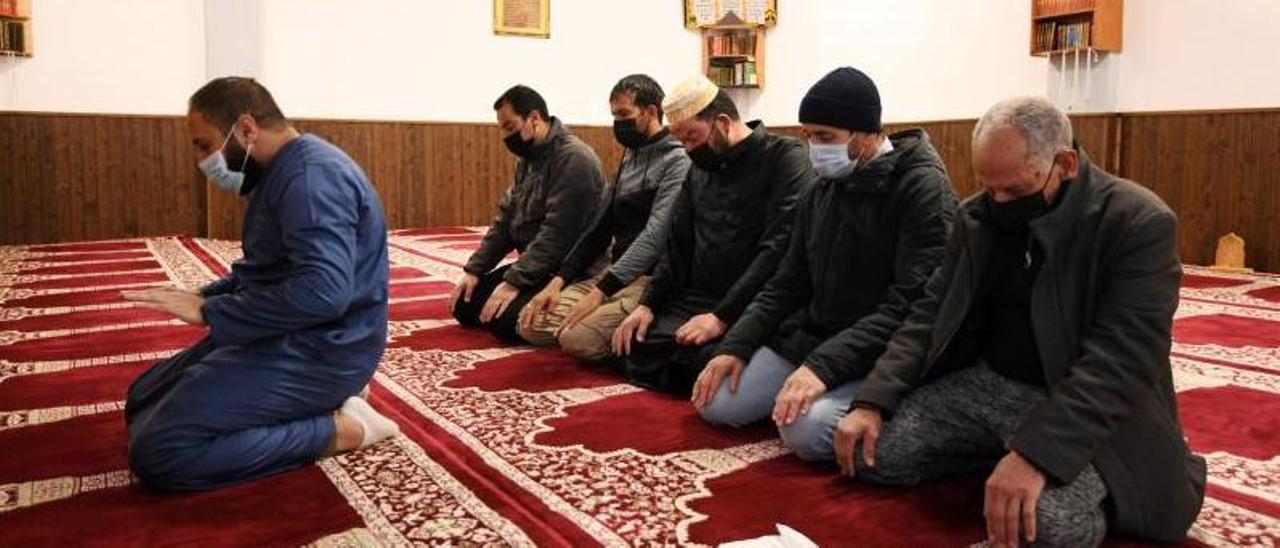 Mohamed Bah dirige la oración en la mezquita de Pontevedra, ayer a mediodía.