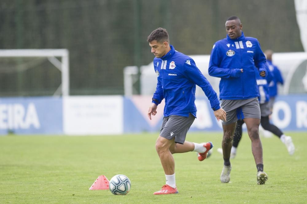 Luis César Sampedro dirigió a sus jugadores en un partido de once contra once en la ciudad deportiva de Abegondo.