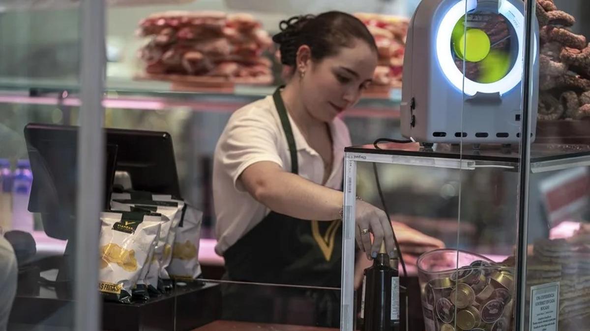 Una mujer trabaja en una tienda de aliemntación.