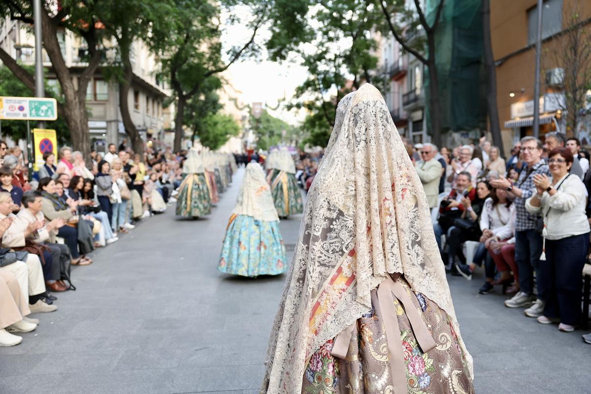Carmen, Marta y la corte en la procesión de la Virgen de los Desamparados