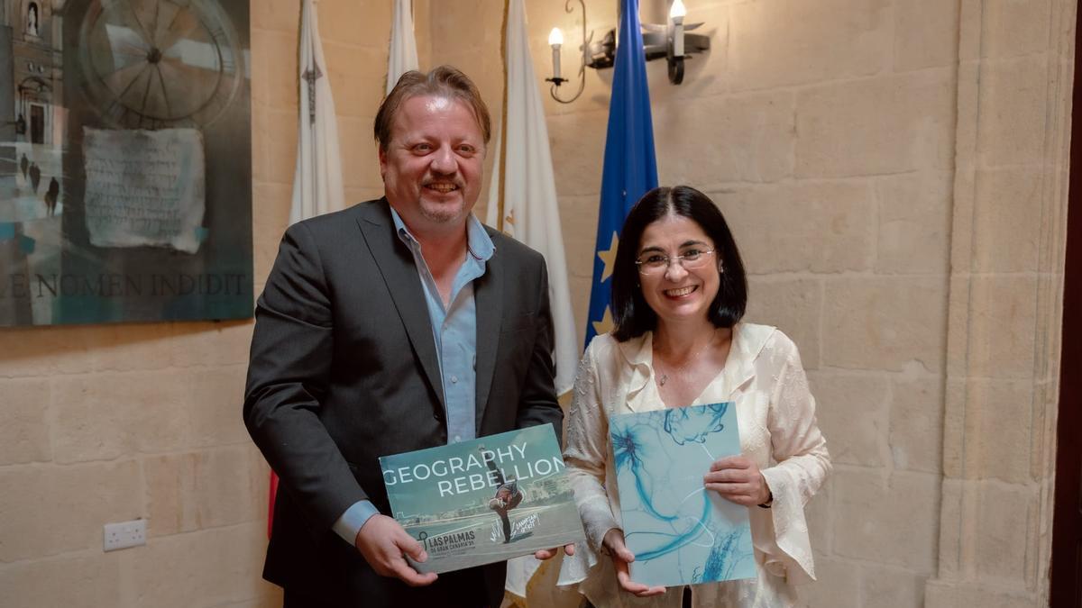 El alcalde de Victoria, Brian Azzopardi, junto a la alcaldesa de Las Palmas de Gran Canaria, Carolina Darias.