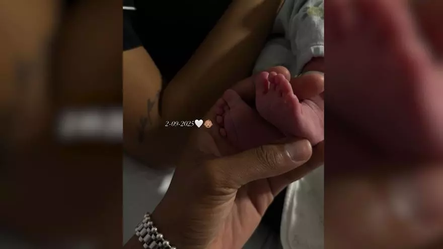 Yulen Pereira y Jeimy Báez comparten la primera imagen junto a su bebé