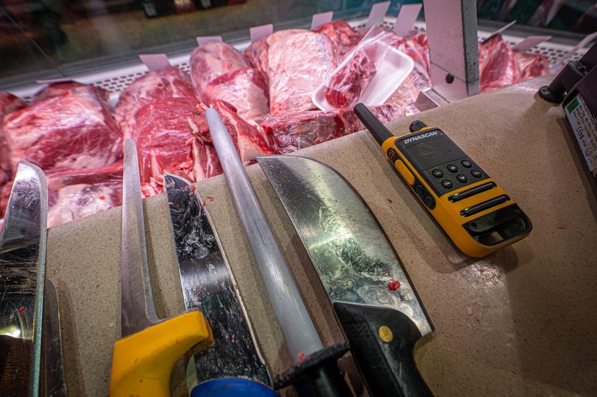 Barcelona, 17/10/2025 Barcelona. Imágenes del mercado de Santa Caterina, sobre todo de los accesos. Hay nueve puertas de entrada. Los comerciantes denuncian la degradación del servicio de vigilancia. Teóricamente no hay personal de seguridad, durante el día deben gestionarlo ellos mismos: abrir, activar las alarmas y vigilar si entra alguien "sospechoso". En las imágenes, comerciantes actúan de vigilantes con sus walkie talkies. Palabras clave: mercado de Santa Caterina, vigilancia, seguridad, comerciantes, accesos, Barcelona, denuncias, degradación, alarmas, robos, inseguridad, Ciutat Vella. AUTOR: MANU MITRU