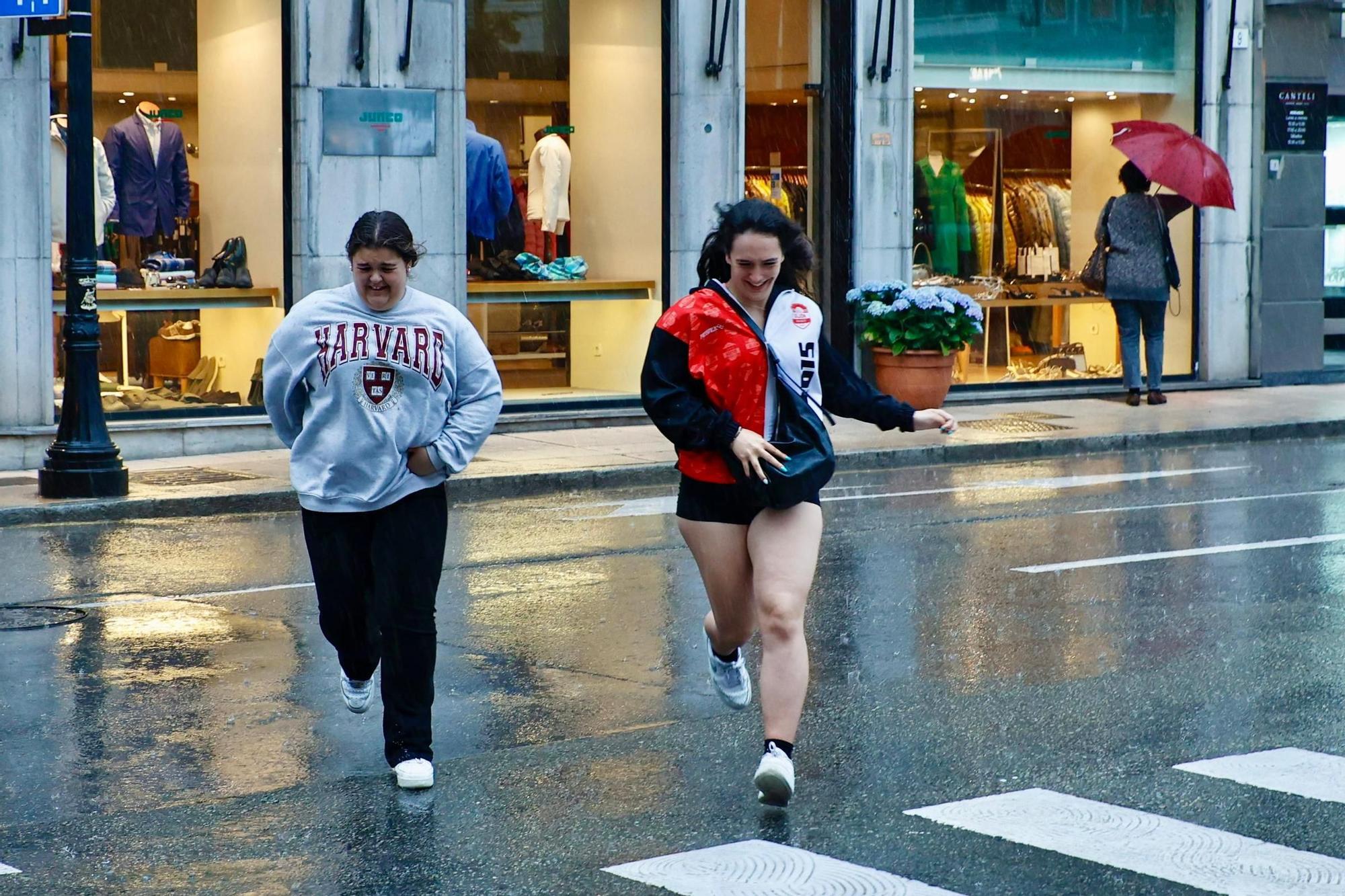 Así fue el diluvio en Gijón de esta tarde (en imágenes)