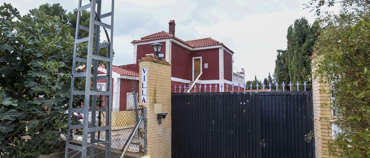 Puerta de acceso a la vivienda tutelada en El Campello. | HÉCTOR FUENTES