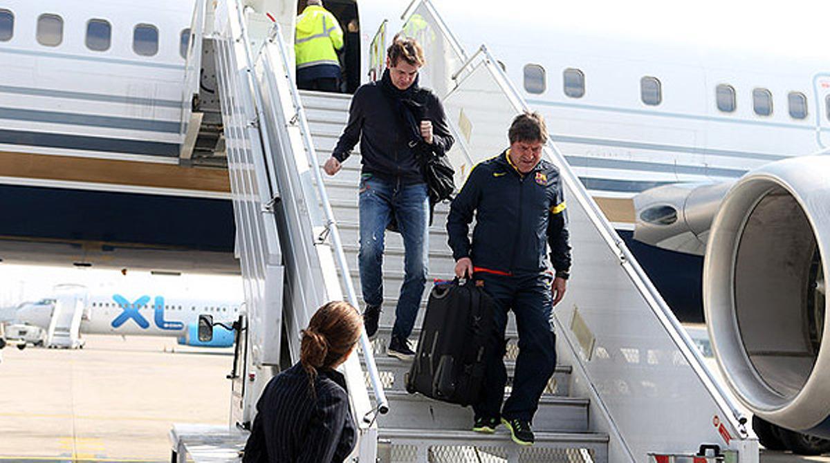 El Barça, amb el seu entrenador al capdavant, ha aterrat aquest dilluns al migdia a la capital francesa, on aquest dimarts s’enfronta al PSG.