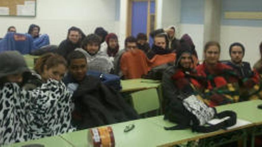 La foto de los alumnos con mantas que le ha valido a un alumno ser expulsado