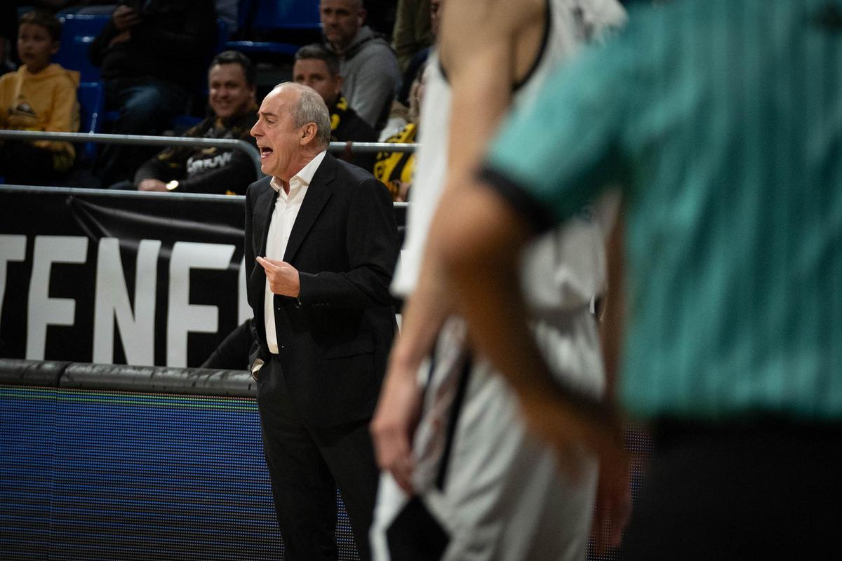 Vidorreta da indicaciones a sus jugadores durante el partido.