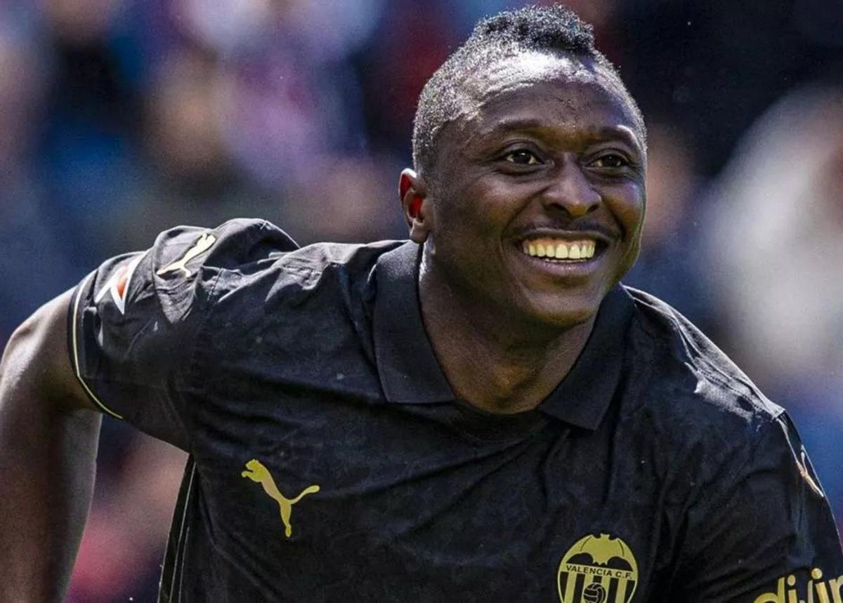 Umar Sadiq es el gran protagonista de las últimas horas del mercado en el Valencia CF. | LEVANTE-EMV