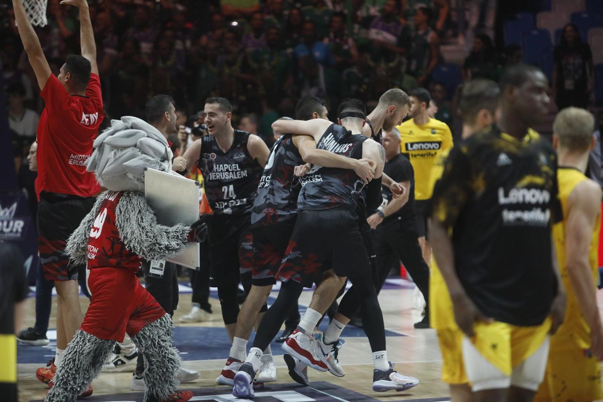 Los jugadores del Hapoel, tras ganar la semifinal europea al Lenovo en el Carpena