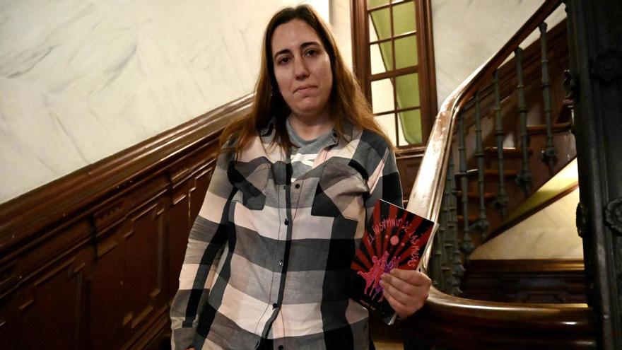 Irasema Pino, en el Café Moderno, con su libro.