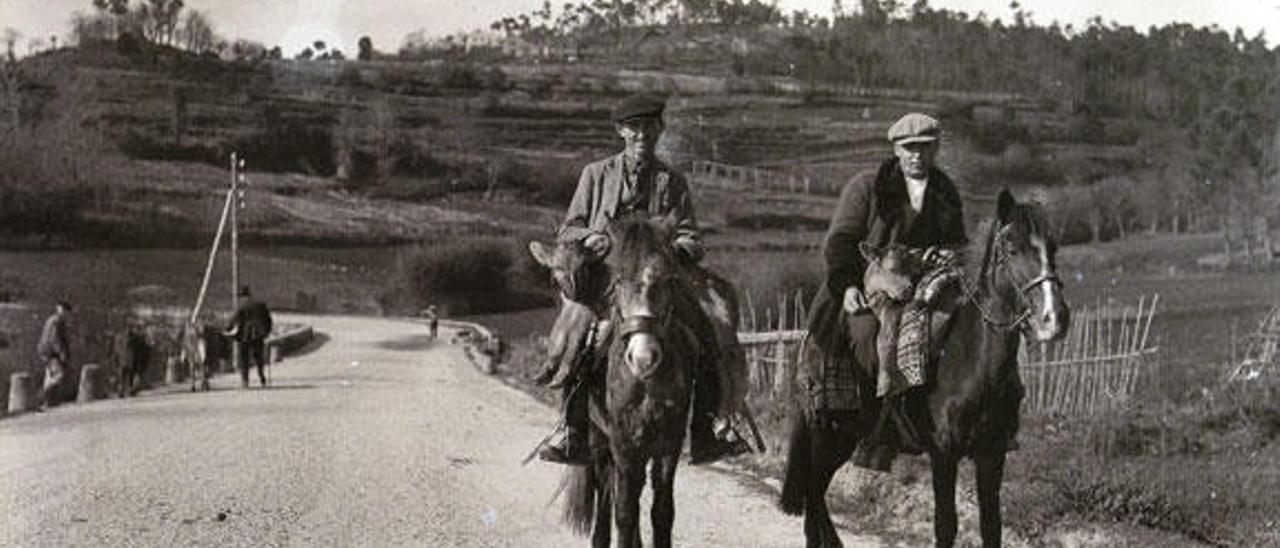 Ano 1926. Compadres galegos van á feira ou veñen dela montados en facas galicianas ou cabalos de raza galega. Levan senllos puxos contra o cobertor da albarda.  // Foto: Ruth Matilda Anderson. The Hispanic Society, NY