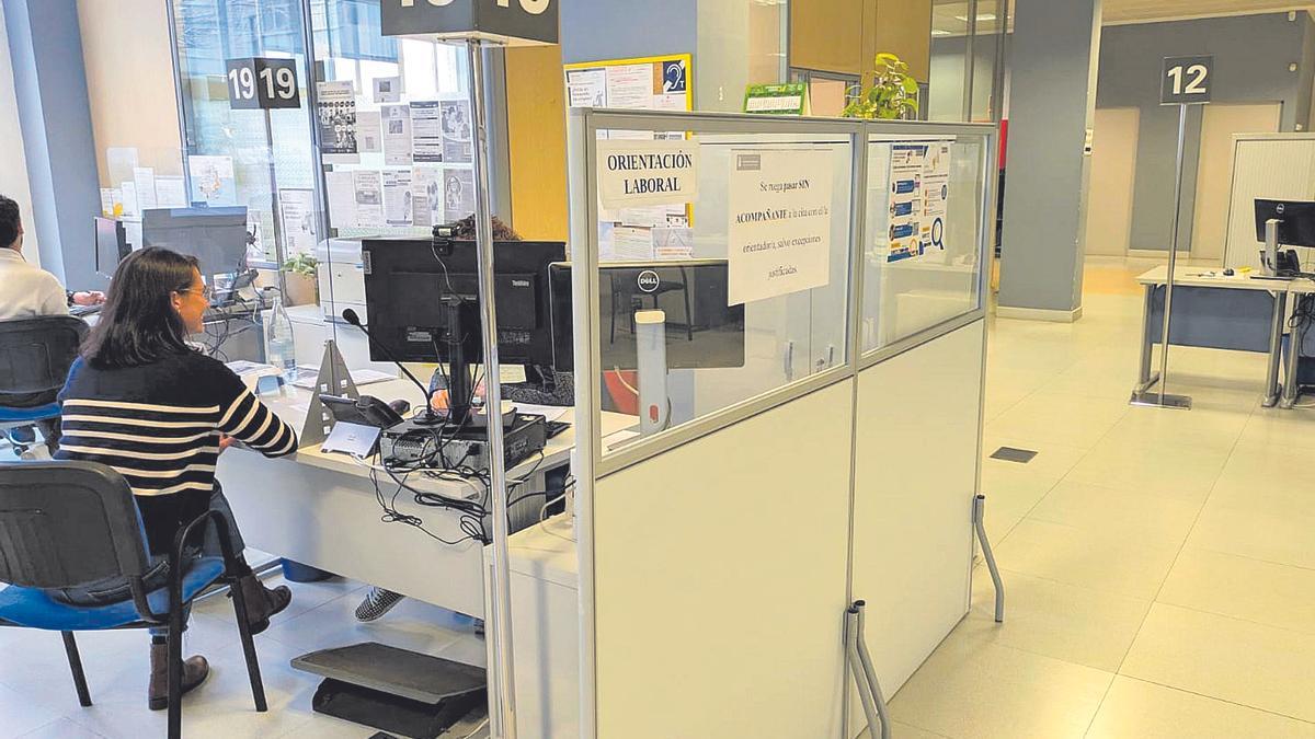 Una funcionaria atiende a una ciudadana en una oficina de empleo.