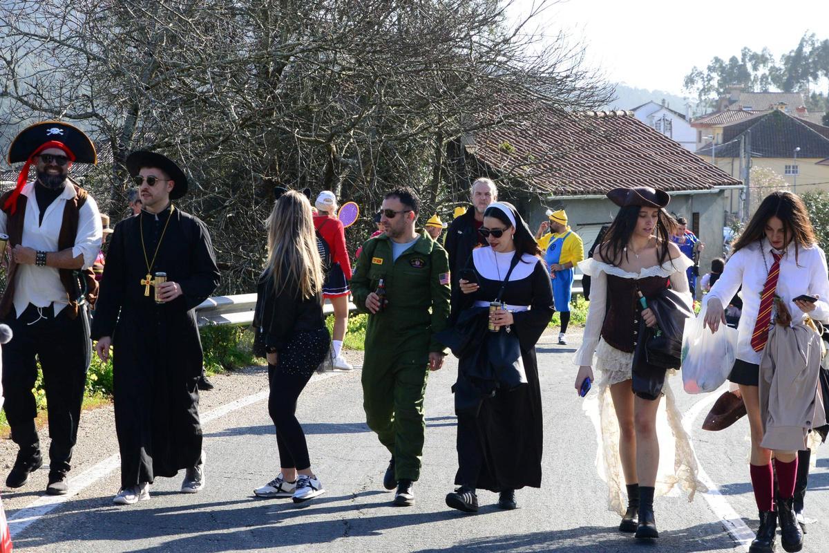 Miles de personas entierran al Mexillón en el carnaval de Aldán