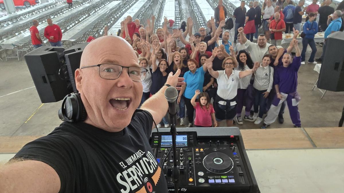 El ‘showman’ del Serrucho animó este jueves la jornada antes de la fideuà.