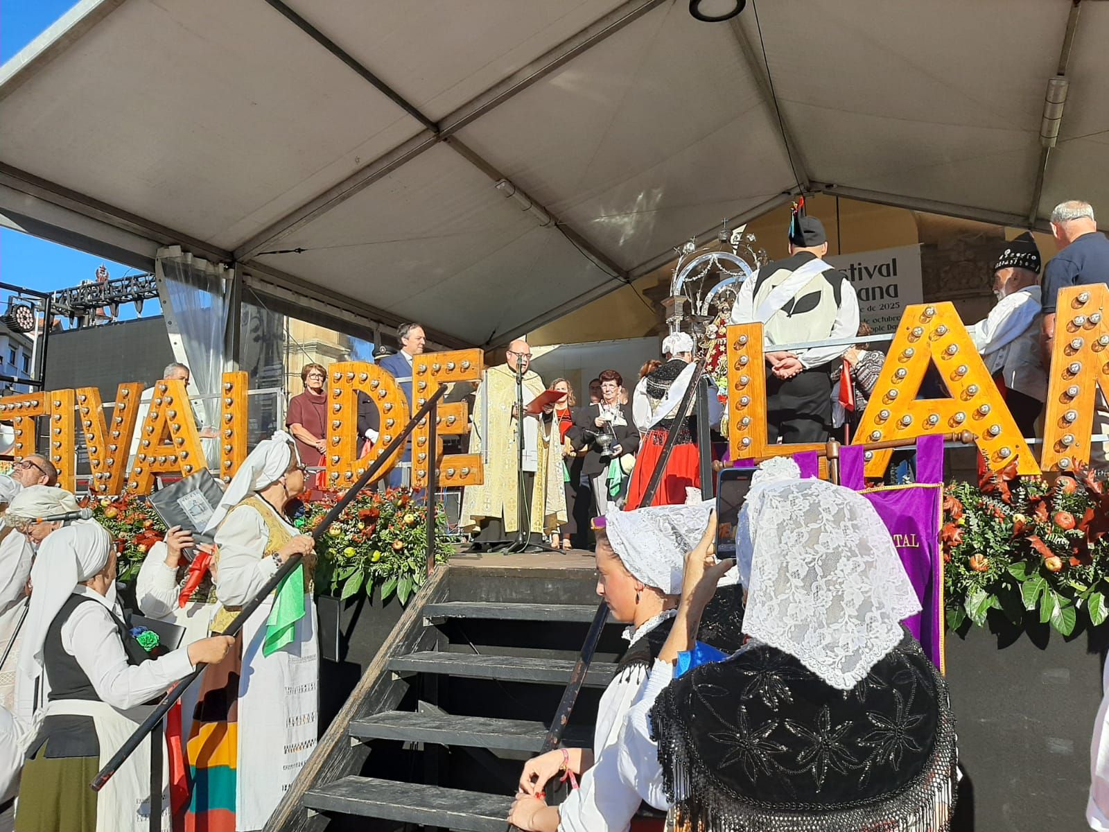 Villaviciosa ofrece el primer mosto a la Portalina: así ha sido el acto seguido de un desfile de carrozas