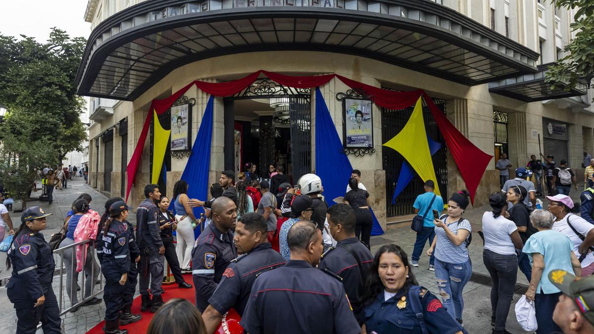 Colas en un cine de Caracas para ver el estreno de la serie 'Nicolás' alusiva al presidente de Venezuela, Nicolás Maduro, el pasado 21 de noviembre.