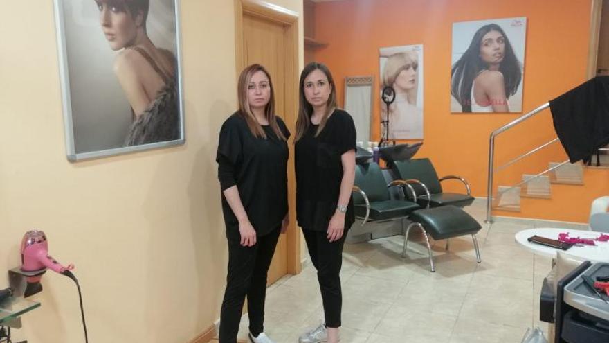 En el medio rural 8 Las hermanas Lucia y Ana, en su peluquería de Cariñena. | EL PERIÓDICO