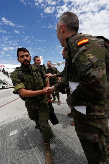 Llegada al aeropuerto de Asturias de los militares procedentes de Polonia