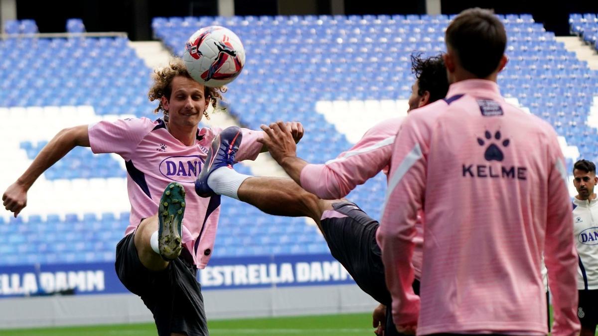 Král pugna con Cabrera en un entrenamiento del Espanyol en el RCDE Stadium. Král pugna con Cabrera en un entrenamiento del Espanyol en el RCDE Stadium.