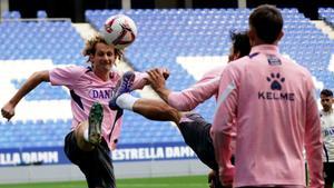 Král pugna con Cabrera en un entrenamiento del Espanyol en el RCDE Stadium.