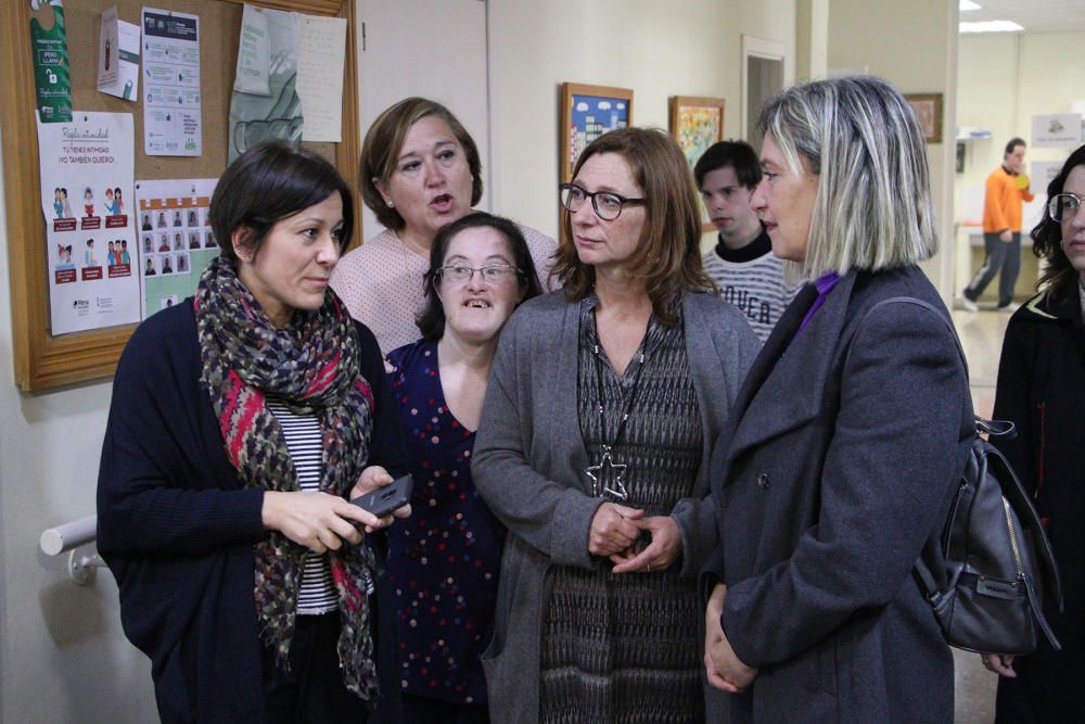 Elena Ferrando y Eva Sanchis visitan el centro ocupacional de Koynos