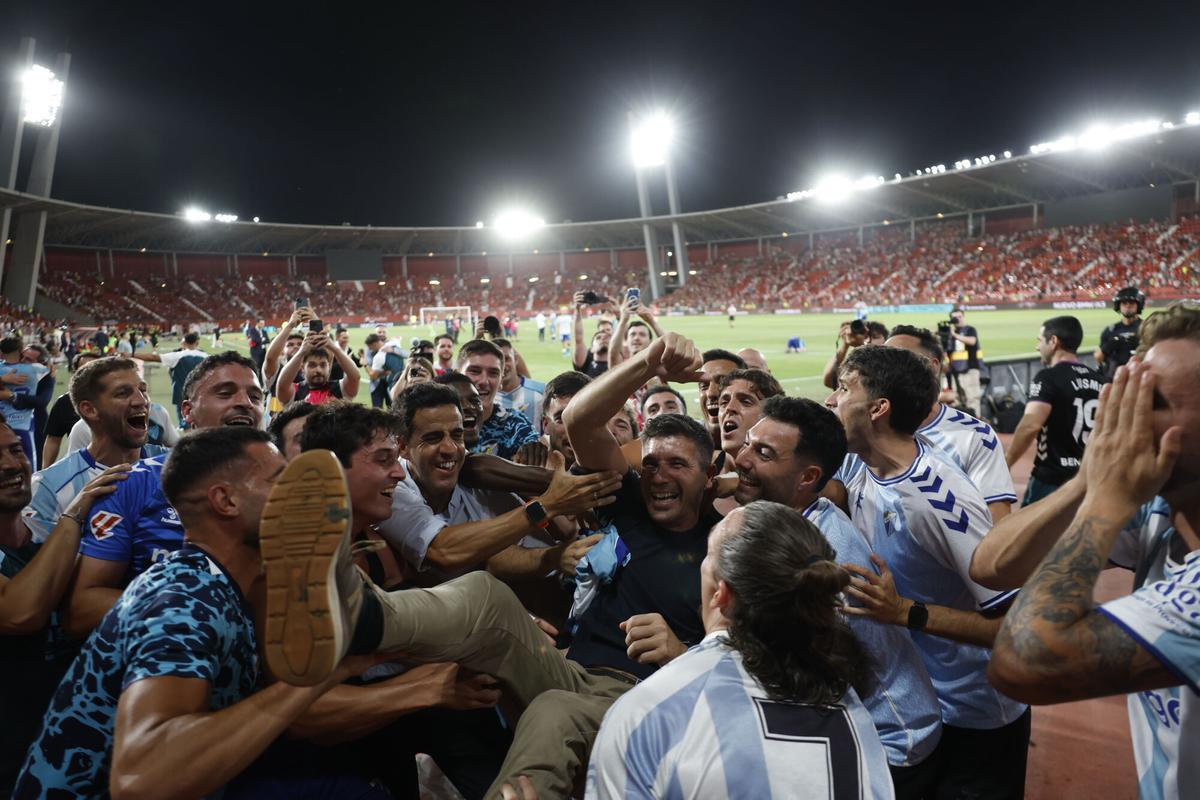 El Málaga CF asciende a Primera División tras ganar en el estadio del UD Almería por 1-2.