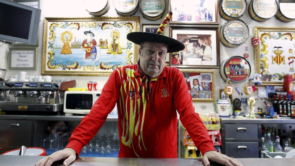 Manolo el del Bombo, en su bar de Valencia.