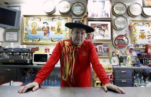 DEP03. VALENCIA, 14/01/2011.- Manuel Cáceres, conocido como Manolo el del bombo, posa en el bar que regenta desde hace 21 años en Valencia y que cerrará este año por la pérdida de clientes debido a la ley antitabaco y a la prohibición del Ayuntamiento de la ciudad de orientar las pantallas de televisión hacia la vía pública. EFE/Kai Försterling.