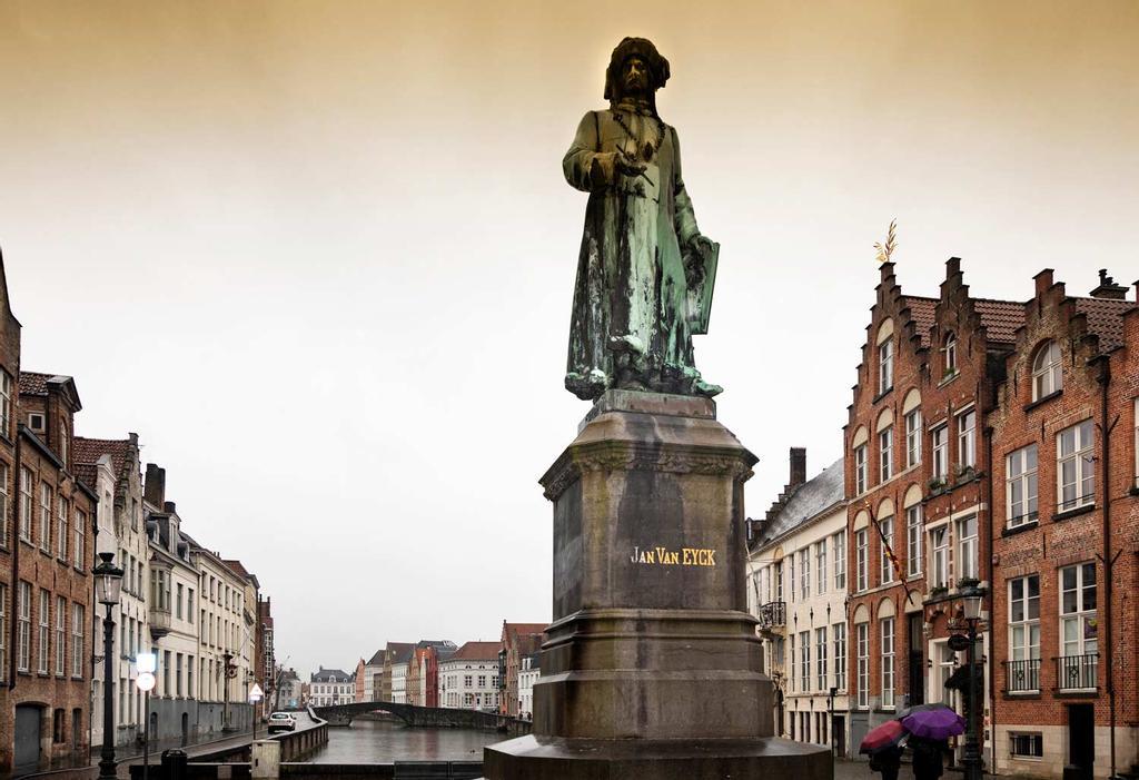 Estatua del pintor flamenco Jan Van Eyck en Brujas.