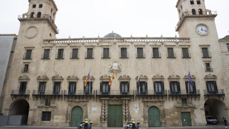 El Ayuntamiento de Alicante cerrado al público esta mañana.