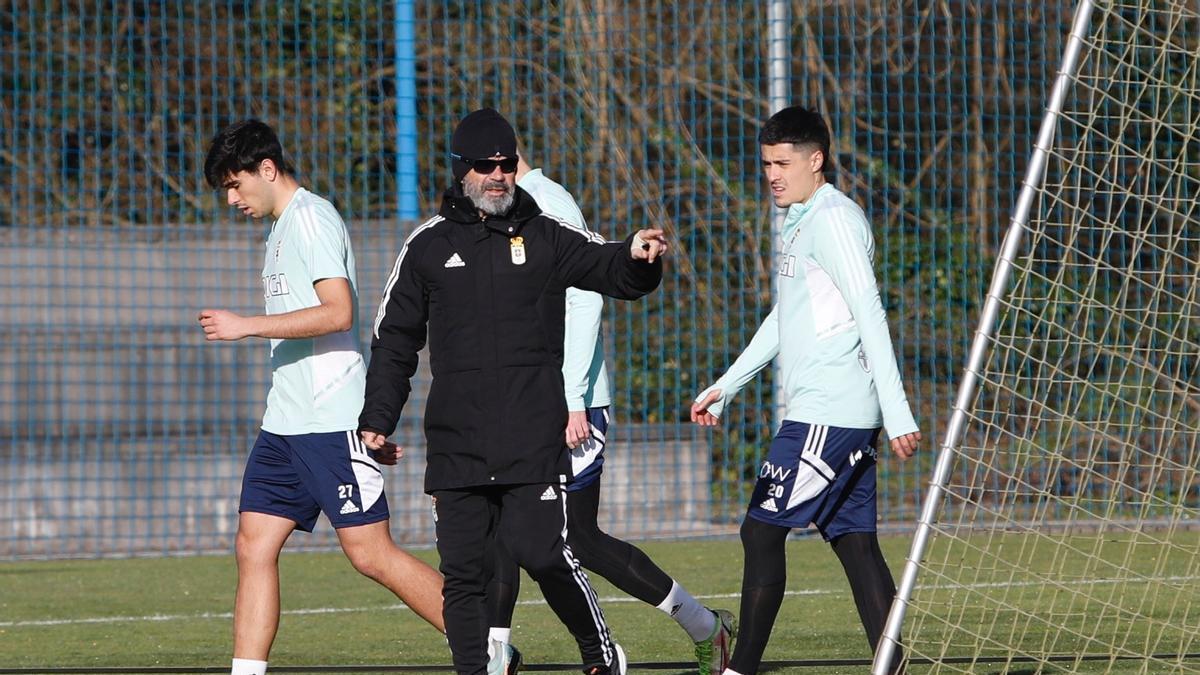 Cervera, en un entrenamiento del Oviedo