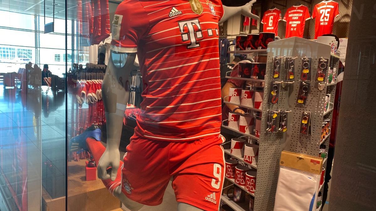 El maniquí de la tienda del Bayern en Múnich sigue vistiendo el ‘9 de Lewandowski