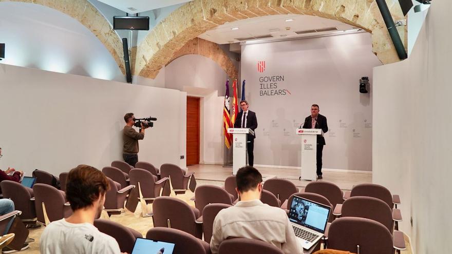 Los consellers Antoni Costa y Joan Simonet, en rueda de prensa tras el Consell de Govern. | CAIB