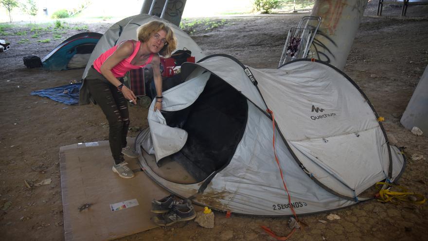 Entre colchones y tiendas de campaña | La vida bajo el puente del río Huerva en Zaragoza