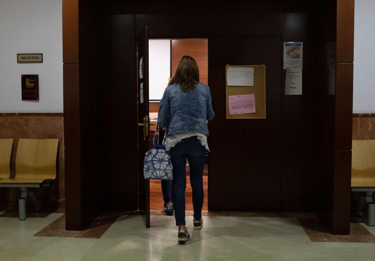Una de las trabajadoras de Jardines entra en la sala para testificar ante la jueza.