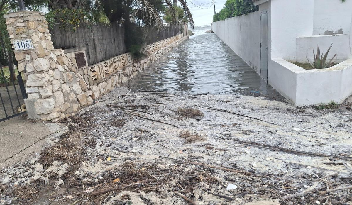 Una calle de acceso a la playa desde la carretera de les Marines, totalmente anegada por el mar