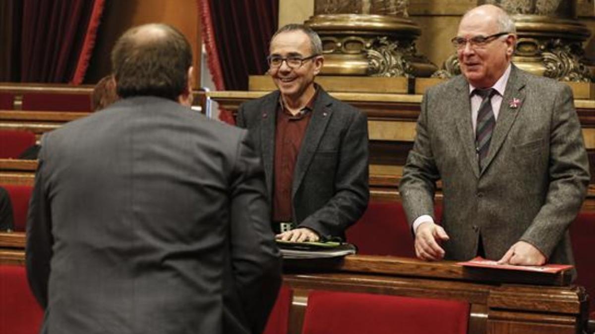 Los diputados de Sí que es Pot Joan Coscubiela y Lluís Rabell, frente al líder de ERC, Oriol Junqueras, ayer.