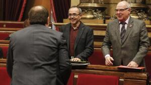 Los diputados de Sí que es Pot Joan Coscubiela y Lluís Rabell, frente al líder de ERC, Oriol Junqueras.