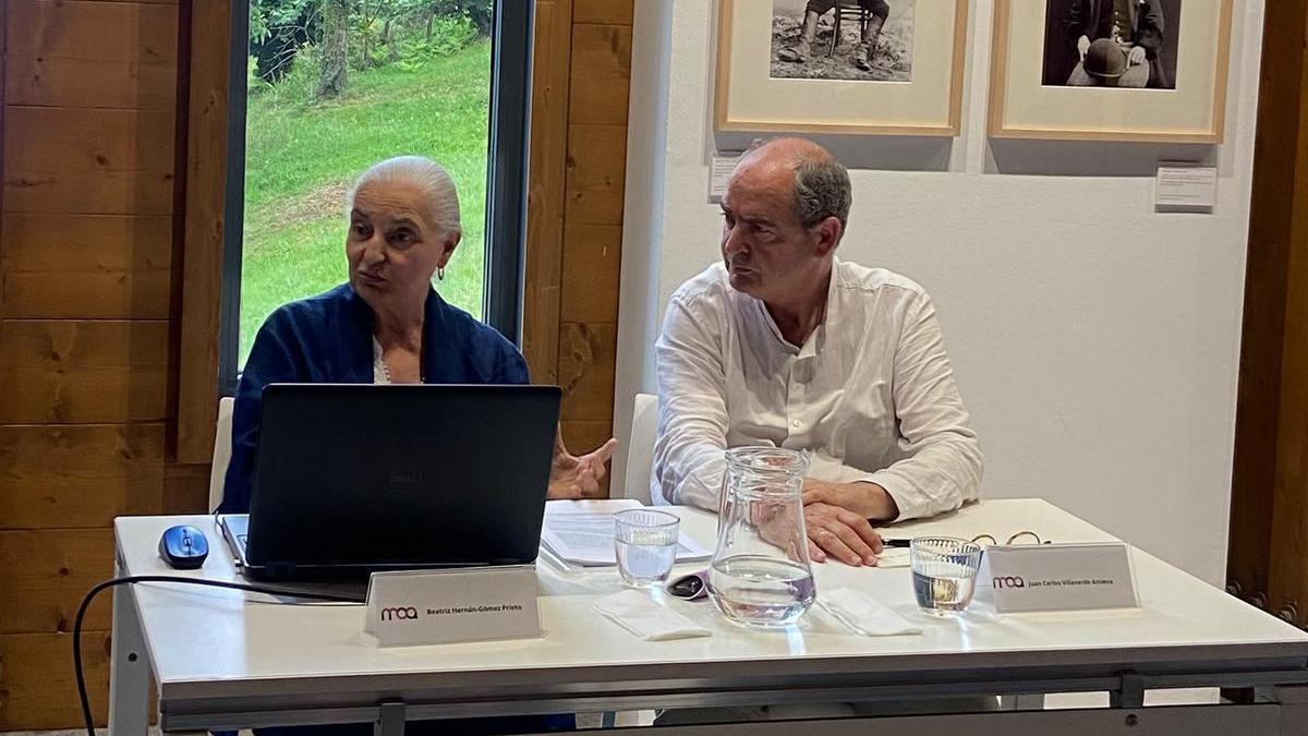 Beatriz Hernán-Gómez Prieto y Juan Carlos Villaverde Amieva, en el Museo del Oriente de Asturias.