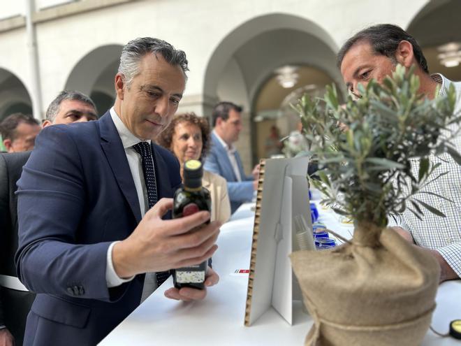 El consejero de Medio Ambiente, Agricultura e Interior madrileño, Carlos Novillo, en una cata de aceite madrileño.