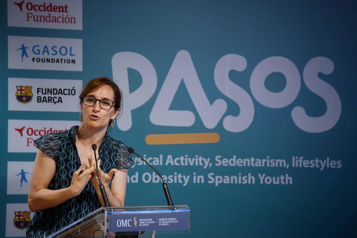 Presentación de un informe sobre los estilos de vida de los niños y adolescentes, por parte de la ministra de Sanidad, Mónica García Gómez.