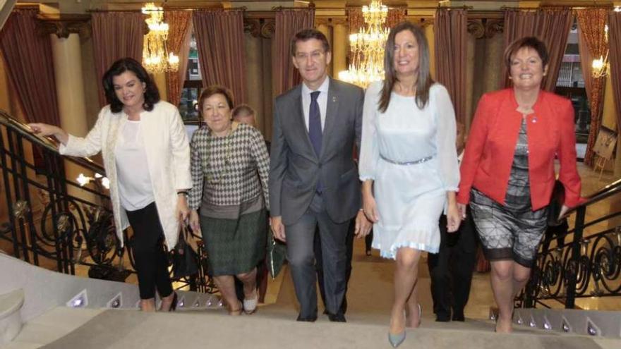 Desde la izquierda: la presidenta de la Federación Internacional Farmacéutica, Carmen Peña; la secretaria general de Sanidad, Pilar Farjas; el presidente de la Xunta, Núñez Feijóo; la presidenta del colegio, Alba María Soutelo; y la conselleira de Sanidade, Rocío Mosquera.