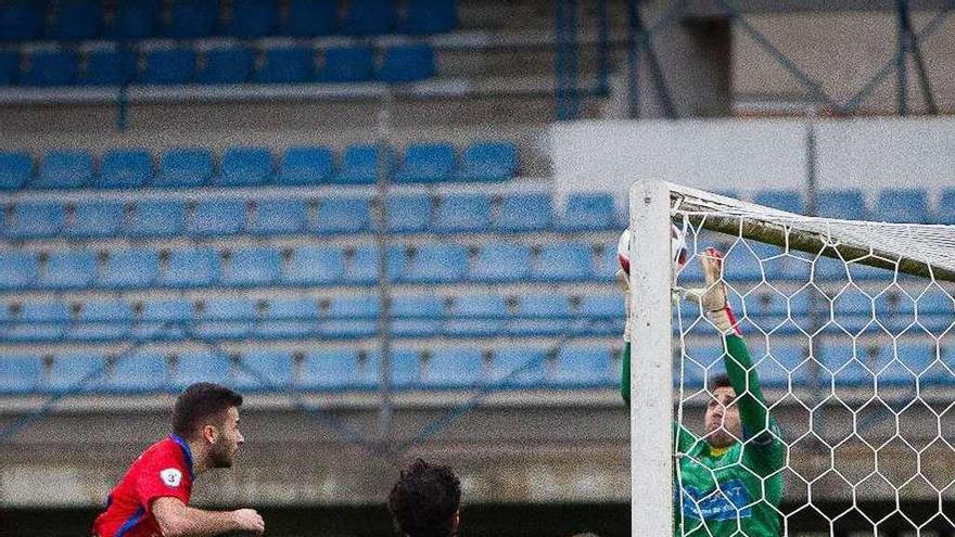 El portero Marcos Bermúdez atrapa un cabezazo de Adrián, ayer en O Couto. // Agostiño Iglesias