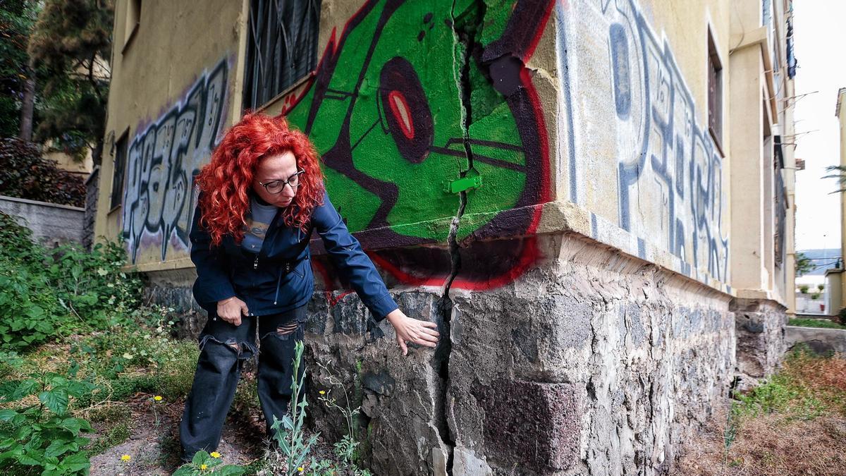 Vídeo: Una vivienda de Somosierra apuntalada. / Imagen: La presidenta del bloque 28 de Somosierra muestra la grieta que tiene en jaque a los vecinos.