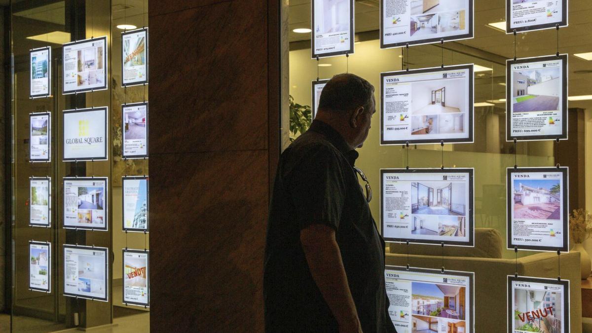 Un home mira l’oferta d’una agència immobiliària de Barcelona