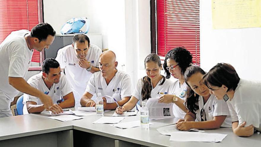 Un grupo del taller de empleo de Agüimes en una clase teórica.