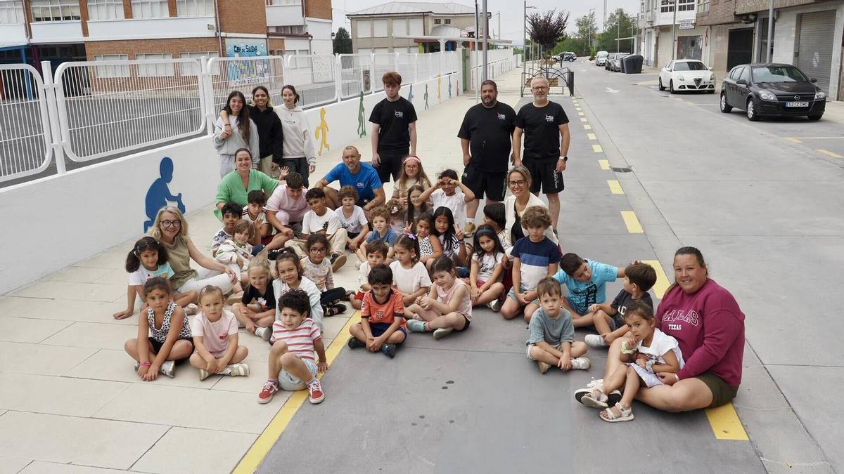 El CEIP Plurilingüe de Silleda engalana su exterior